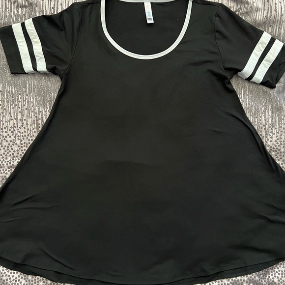 ⭐️FIVE⭐️LuLaRoe XXS Perfect Tees!!! Selling as a lot. Three NWT, two EUC - Picture 5 of 6